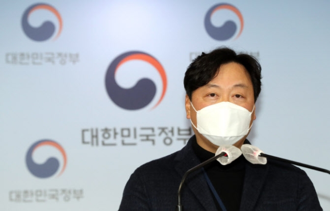 신희동 산업통상자원부 대변인이 31일 정부서울청사에서 북한 원전 추진 의혹 관련 주장에 관해 브리핑하고 있다