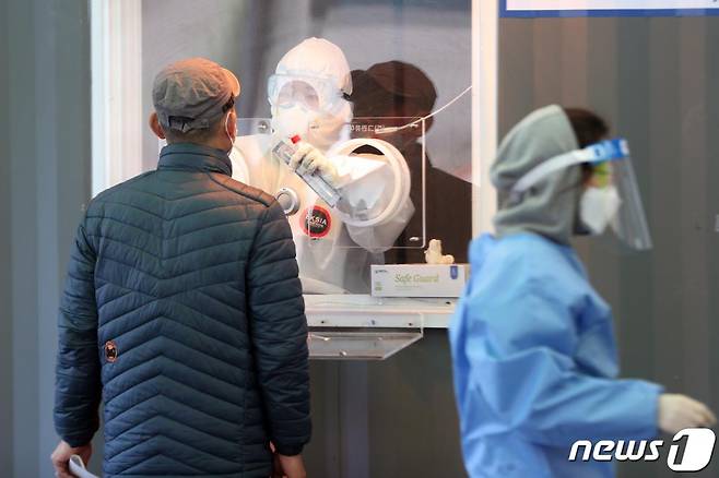 31일 오전 서울 중구 서울역광장에 마련된 코로나19 임시선별진료소에서 시민이 검사를 받고 있다.  /사진=뉴스1