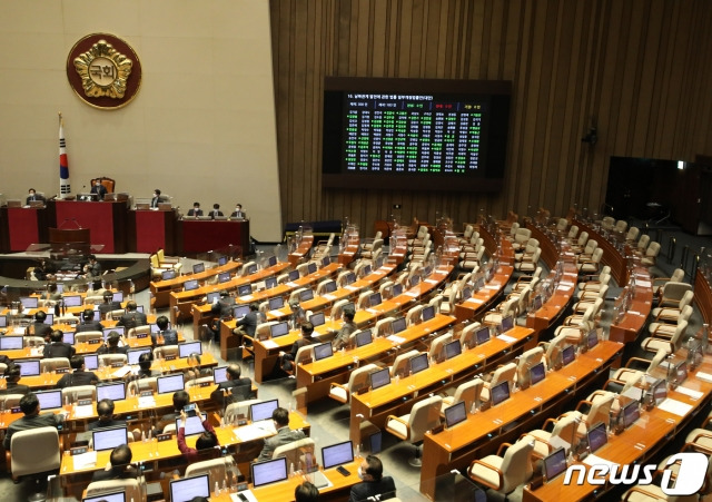 14일 서울 여의도 국회 본회의장에서 남북관계발전에 관한 법률 일부개정법률안(대안)에 대한 투표가 국민의힘 의원들이 불참한 가운데 진행되고 있다/사진=뉴스1