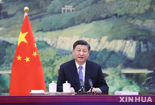 [베이징=신화/뉴시스]시진핑 중국 국가주석이 27일 중국 베이징에서 화상을 통해 마카오 특별행정구(SAR) 호얏셍 행정장관으로부터 업무 보고를 받고 있다. 2021.01.28.