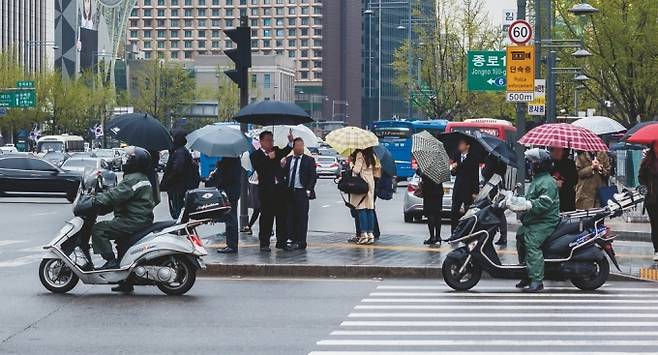 중국산 전기이륜차가 국내 시장을 장악한 배경에는 허술한 보조금 시스템에 있다는 지적이 나온다./사진=이미지투데이