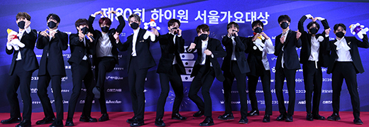 Group Treasure poses on the red carpet of 30th High1 Seoul Song Song Grand Prize held at the Olympic Park Gymnastics Stadium in Seoul Songpa District on the afternoon of the 31st.