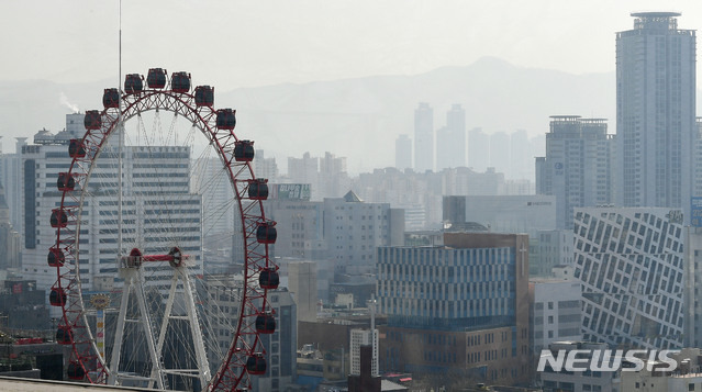 [대구=뉴시스] 이무열 기자 = 초미세먼지가 ‘나쁨’ 수준을 보인 13일 오후 대구 중구 동성로에서 바라본 도심이 뿌옇게 보이고 있다. 2021.01.13. lmy@newsis.com