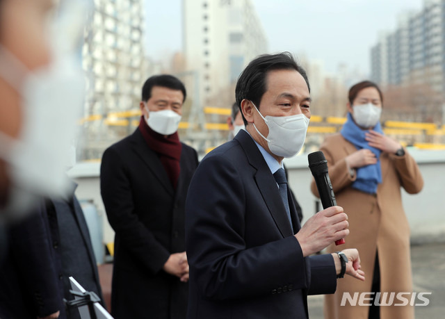 [서울=뉴시스]국회사진기자단 = 서울시장 보궐선거에 출마하는 우상호 더불어민주당 의원이 31일 오후 서울 광운대역에서 지하철 1호선 지하화 및 철길마루 현장 정책을 발표하기 전 현장을 둘러보고 있다.   2021.01.31. photo@newsis.com