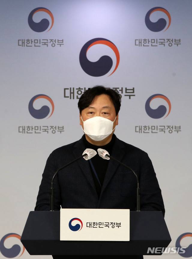 [서울=뉴시스]박주성 기자 = 신희동 산업통상자원부 대변인이 31일 오후 서울 종로구 정부서울청사 브리핑룸에서 '북한 원전 건설 추진' 의혹과 관련된 공식 입장문을 발표하고 있다. 2021.01.31. park7691@newsis.com