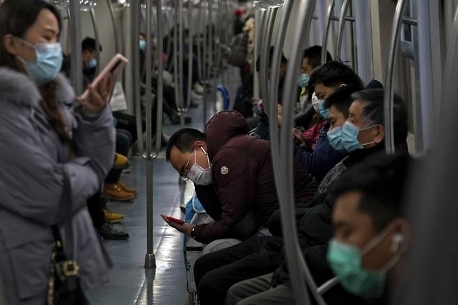 중국 베이징에서 마스크를 쓴 시민들이 지하철로 통근하고 있다. AP=뉴시스