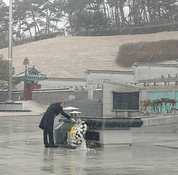 이재명 경기지사가 지난 28일 오후 눈 내리는 광주 국립 5·18민주묘지에서 참배하고 있다. ⓒ광주시민 제공