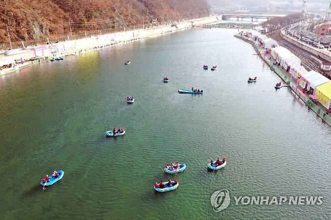 얼지 않는 2020 화천산천어축제장에 보트낚시 [연합뉴스 자료사진]