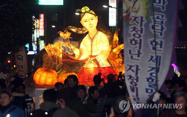 농경의 여신 자청비 (제주=연합뉴스) 제주시 구도심과 목관아지 일원에서 2014 탐라국 입춘굿 개막을 알리는 전야제가 열리는 모습. [연합뉴스 자료사진]