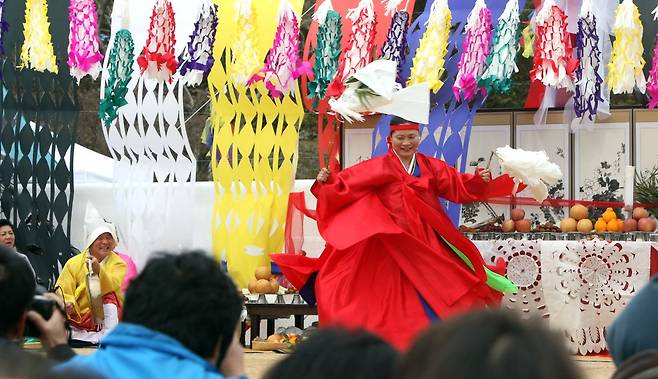 제주 큰굿 시연 (제주=연합뉴스) 국립제주박물관 마당에서 제주 큰굿이 진행되고 있다. [연합뉴스 자료사진]