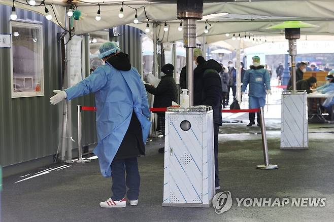 서울역광장 임시선별진료소 [연합뉴스 자료사진]