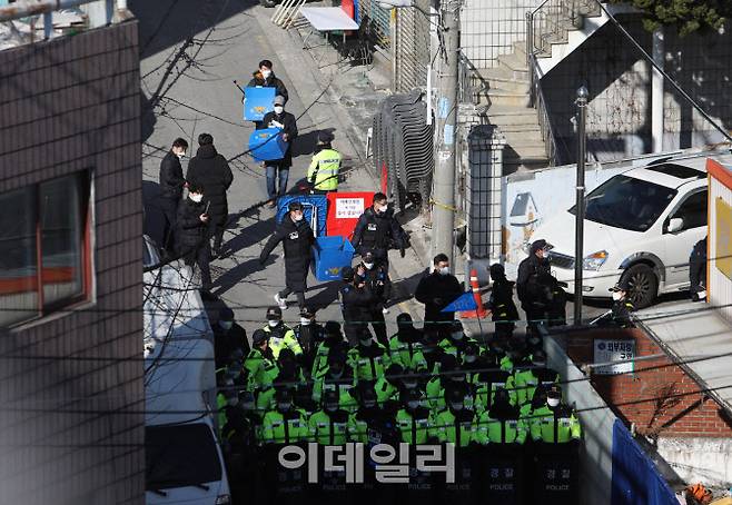 1일 서울 성북구 사랑제일교회 본관과 별관 등을 대상으로 압수수색을 마친 경찰이 압수품을 차량에 옮겨 싣고 있다. 경찰은 지난달 26일 사랑제일교회 강제철거 집행 과정에서 발생한 불법 행위를 수사하고 있다고 밝혔다. (사진=뉴스1)