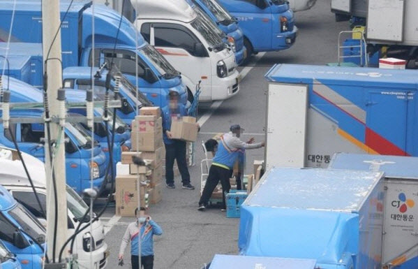서울 시내 CJ대한통운 물류센터에서 택배기사들이 배송 준비를 하고 있다. (사진=연합뉴스)