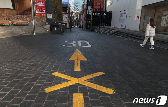 지난달 31일 서울 명동거리가 한산한 모습을 보이고 있다. 2021.1.31/뉴스1 © News1 이성철 기자