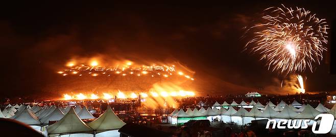 9일 제주시 애월읍 봉성리 새별오름에서 열린 ‘2019 제주들불축제’에서 축제 하이라이트인 오름 불 놓기가 펼쳐지고 있다.2019.3.9 /뉴스1 © News1