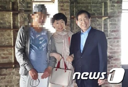 진혜원 서울동부지검 부부장 검사가  SNS에 올린 고(故) 박원순 전 서울시장과 함께 찍은 사진(진혜원 검사 페이스북 갈무리) © 뉴스1