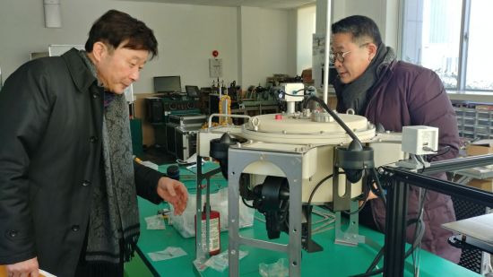 동명대 김상길 R&BD센터장(사진 왼쪽)과 영풍산업의 김수용 대표가 산학공동기술개발과제로 진행중인 수중로봇 제어시스템 개발 현장을 함께 둘러보고 있다.