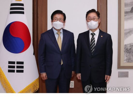 박병석 국회의장(왼쪽)이 1일 오후 서울 여의도 국회 의장실을 예방한 박범계 법무부 장관과 기념촬영을 하고 있다.