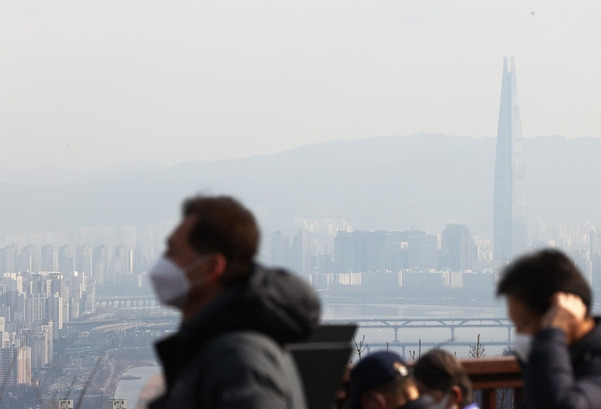 지난달 31일 서울 남산에서 바라본 잠실 일대가 뿌옇다. /연합뉴스