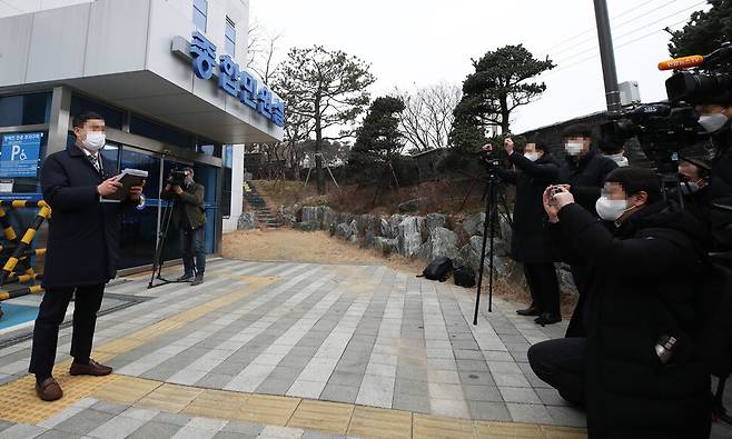 은수미 경기도 성남시장 선거캠프 출신들이 성남시와 산하 기관에 부정 채용됐다는 의혹을 제기한 은 시장의 전 비서가 지난해 12월29일 오후 경기남부지방경찰청에 참고인 신분으로 출석하며 자신의 입장을 밝히고 있다. 연합뉴스