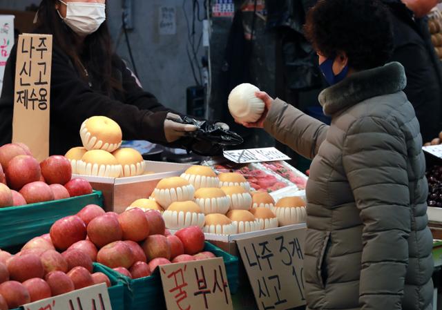 지난달 24일 서울 동대문구 청량리 종합시장에서 시민들이 과일을 살펴보고 있다. 뉴스1