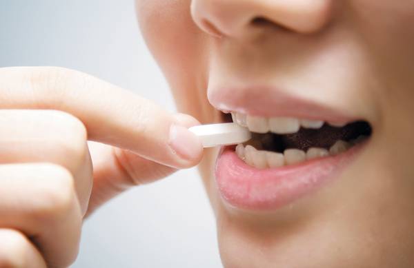 '서방정' 약을 쪼개 먹거나 가루를 내서 먹으면 약 성분이 몸에 한꺼번에 흡수돼 부작용이 나타날 수 있다./사진=헬스조선DB