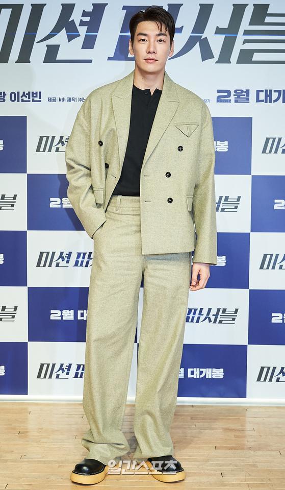 Actor Kim Young-kwang attends the film Mission Passable Production Briefing Session, which was held on Online Live on the morning of the 1st, and has photo time.Mission Passable is scheduled to open in February as a dizzying comic action play in which the president of the post-money business, Excellent, and the secret agent Yuda Hee, who is full of passion, are strategically cooperating to solve the arms trafficking case.