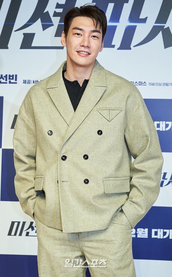 Actor Kim Young-kwang attends the report on the production of the film Mission Passable, which was conducted on Online Live on the morning of the 1st, and has photo time.Mission Passable is scheduled to open in February as a dizzying comic action play in which the president of the post-money business, Excellent, and the secret agent Yuda Hee, who is full of passion, are strategically cooperating to solve the arms trafficking case.