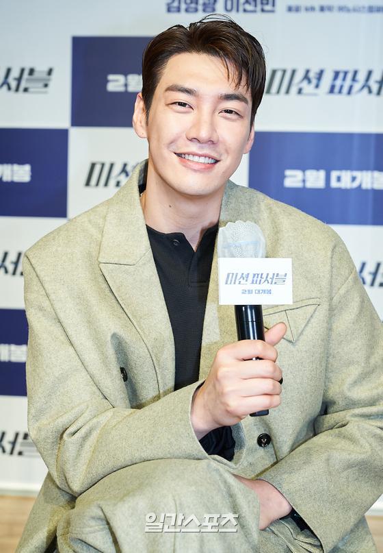 Actor Kim Young-kwang attends the report on the production of the film Mission Passable, which was conducted on Online Live on the morning of the 1st, and speaks his feelings.Mission Passable is scheduled to open in February as a dizzying comic action play in which the president of the post-money business, Excellent, and the secret agent Yuda Hee, who is full of passion, are strategically cooperating to solve the arms trafficking case.