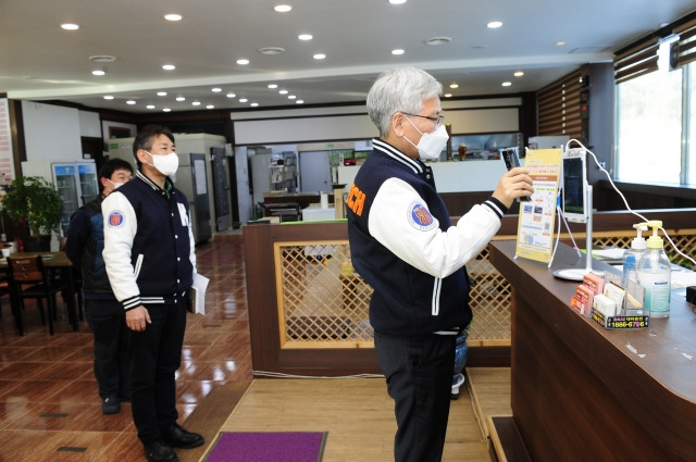 한국기술교육대 링크플러스 사업단이 지역 소상공인들에게 전자출입명부를 지원하고 작동 여부를 점검하고 있다.[출처=한국기술교육대]