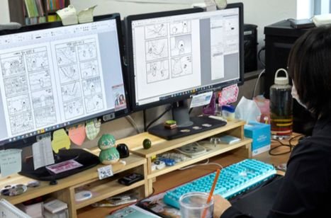거북이북스 편집팀이 일본 만화 ‘보노보노’를 한국어로 번역한 대사·효과음 등을 작업하는 모습.