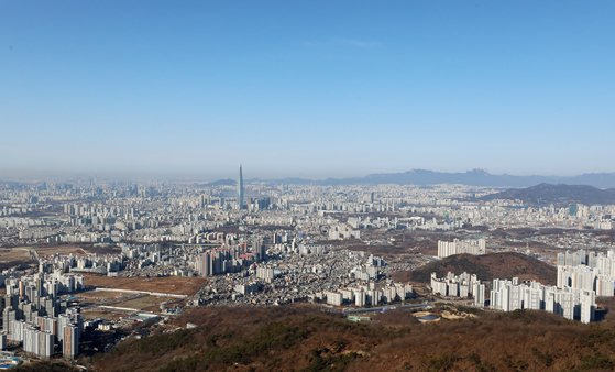 전국의 대기질이 '좋음' 수준을 보인 지난달 24일 경기도 광주 남한산성에서 파란 하늘이 보이고 있다. 뉴스1