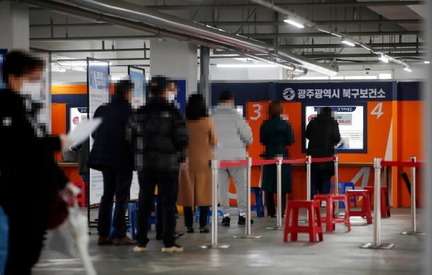 1일 오전 광주 북구선별진료소를 찾는 시민들이 코로나19 검사를 기다리고 있다. /사진=연합뉴스