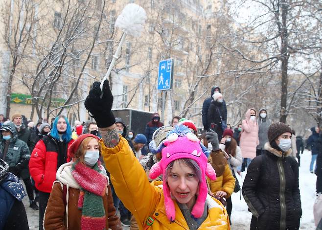 러시아 야권 인사 알렉세이 나발니의 석방을 요구하는 시위 참가자가 지난달 31일(현지시간)모스크바 시위 현장에서 변기솔을 들고 블라디미르 푸틴 정권에 저항하고 있다. 모스크바|타스연합뉴스