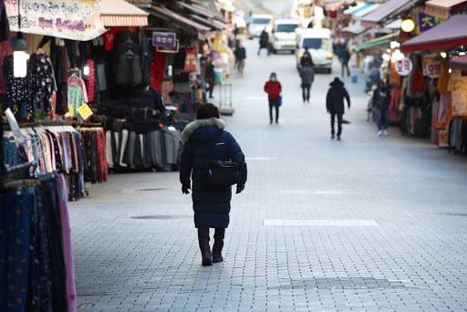 This photo, taken on Dec. 17, 2020, shows only a few people at Namdaemun Market in central Seoul, one of South Korea's biggest traditional markets, amid the COVID-19 pandemic. (Yonhap)