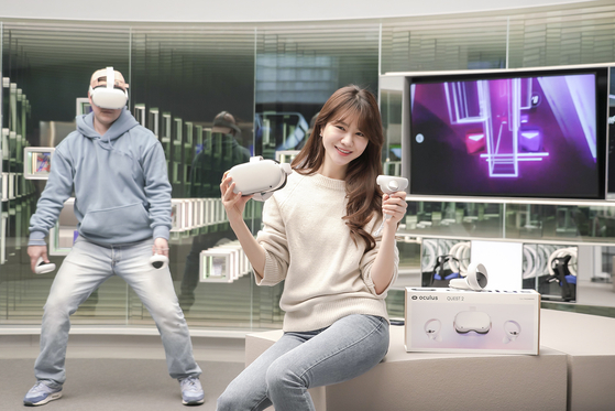 Models demonstrate Facebook's Oculus Quest 2, which will go on sale on Tuesday. [SK TELECOM]