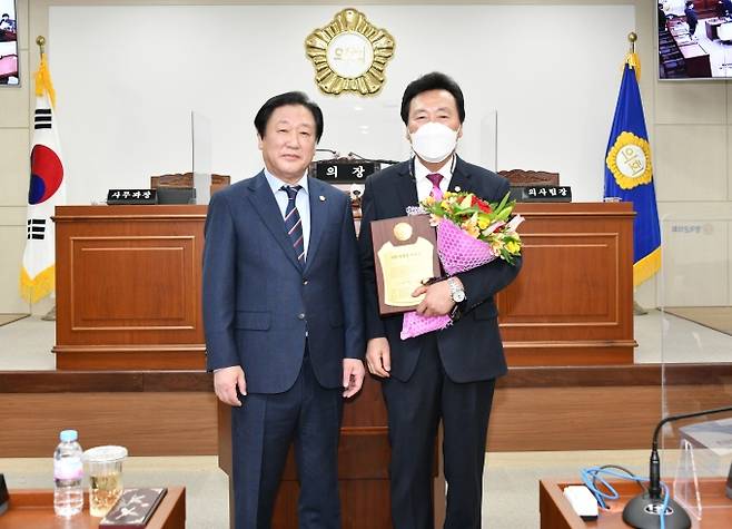 손덕수 의원(오른쪽)이 수상 직후 하병두 의장과 기념촬영을 하고 있다. 영덕군의회 제공