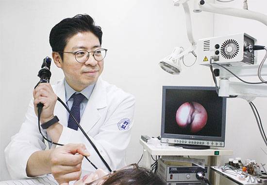 축농증은 얼굴뼈 속 ‘부비동’에 농이 고여 염증이 악화하는 질환이다. 김호찬 노원을지대병원 이비인후과 교수가  코 내시경으로 축농증 환자를 진료하고 있다. <노원을​지대병원 제공>