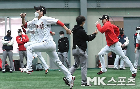 신세계 이마트에 인수된 SK 와이번스 선수들이 1일 오후 제주 서귀포시 강창학 야구장에서 2021 스프링캠프 첫 날 훈련을 가졌다. 선수들은 이날 우천으로 인해 강창학 야구장 실내 연습장에서 웜업과 배팅훈련으로 첫 날 훈련을 소화했다. 선수들이 가볍게 러닝으로 몸을 풀고 있다. 사진(제주 서귀포시)=김영구 기자