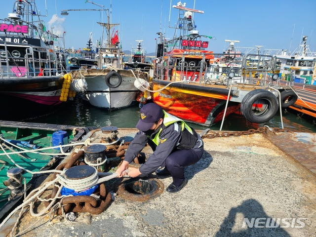 낚시어선 계류상태 안전점검하는 보령해경(사진=보령해양경찰서 제공)