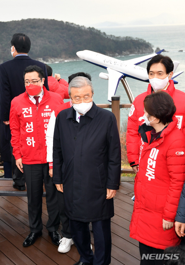 [부산=뉴시스] 하경민 기자 = 김종인 국민의힘 비상대책위원장이 1일 부산시장 보궐선거 예비후보 6명 등과 함께 부산 강서구 가덕도 대항전망대를 방문, 가덕신공항 건설추진 예정지를 둘러본 뒤 이동하고 있다. 2021.02.01. yulnetphoto@newsis.com