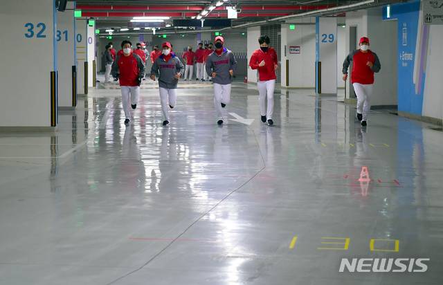 [광주=뉴시스] 류형근 기자 = 1일 오전 광주 북구 광주-기아챔피언스필드 지하 주차장에서 프로야구 KIA 타이거즈가 2021시즌 가을야구 진출을 목표로 30년만에 '국내 겨울 담금질'을 하고 있다. KIA는 지난 1991년 제주도에서 동계훈련을 소화했었다.  2021.02.01. hgryu77@newsis.com