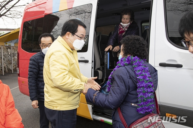 [익산=뉴시스] 강명수 기자 =정헌율 전북 익산시장이 1일 여산면을 방문해 농촌마을 교통 사각지대 해소를 위해 도입한 ‘행복콜버스’ 운행 점검에 나서고 있다. (사진 =익산시 제공) 2021.02.01. photo@newsis.com