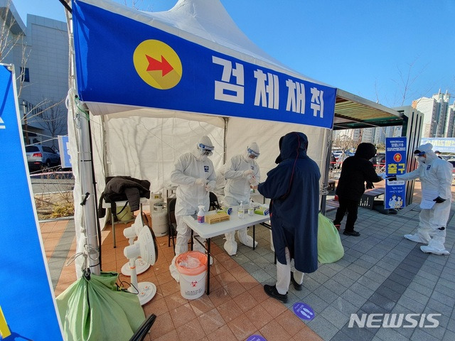 [부산=뉴시스] 부산시 기장군 정관보건지소 임시 선별검사소 현장 모습. (사진= 기장군 제공)