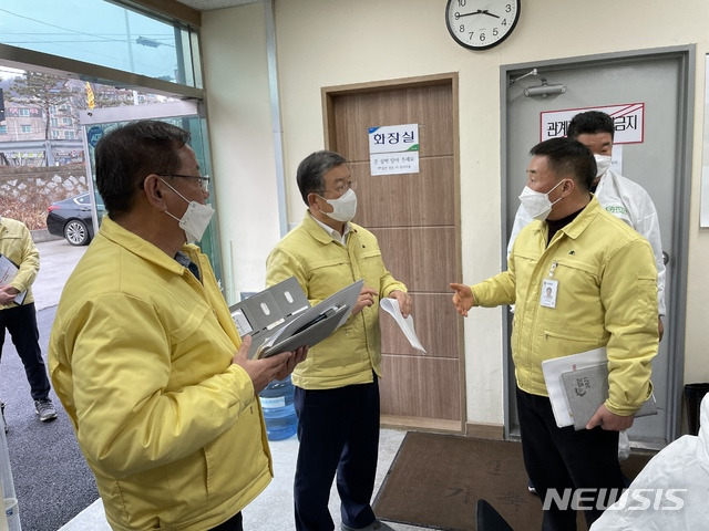 [밀양=뉴시스] 안지율 기자 = 박일호 경남 밀양시장은 1일 새해 읍면동 현안 행정의 하나로 상남면 예림리에 있는 축산 종합방역소를 찾아 조류인플루엔자(AI) 방역상황을 점검하고 있다.(사진=밀양시 제공) 2021.02.01. photo@newsis.com