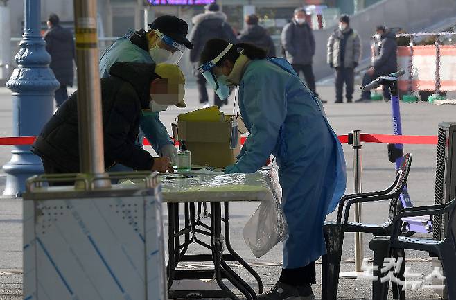 임시선별검사소에서 한 시민이 검사 접수를 하고 있다. 박종민 기자