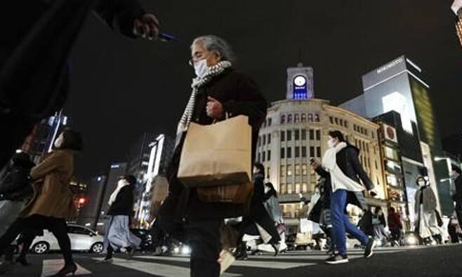 지난달 6일 마스크를 착용한 도쿄 시민들이 긴자 쇼핑가의 횡단보도를 건너고 있다. 도쿄=AP연합뉴스