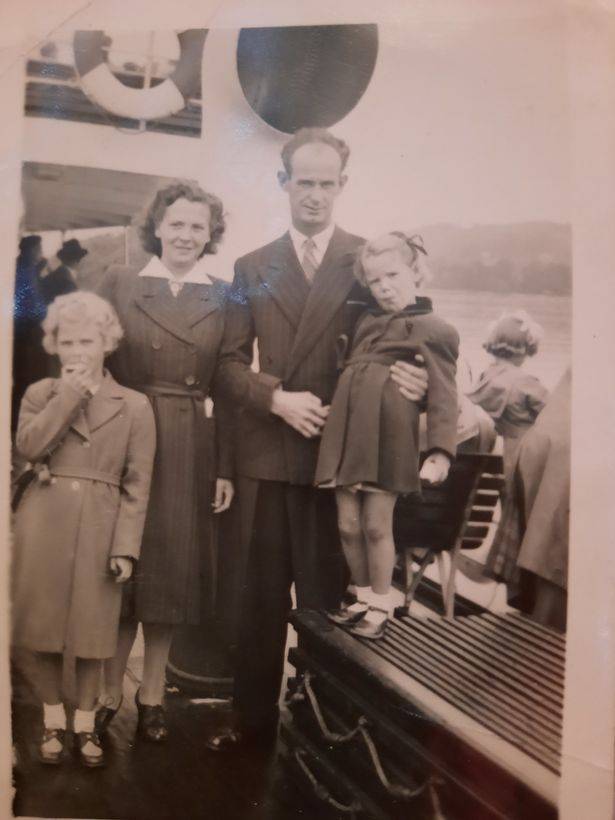 결혼 80주년을 맞은 영국의 론(100)-베릴(98) 부부가 과거 어린 두 딸과 찍은 사진