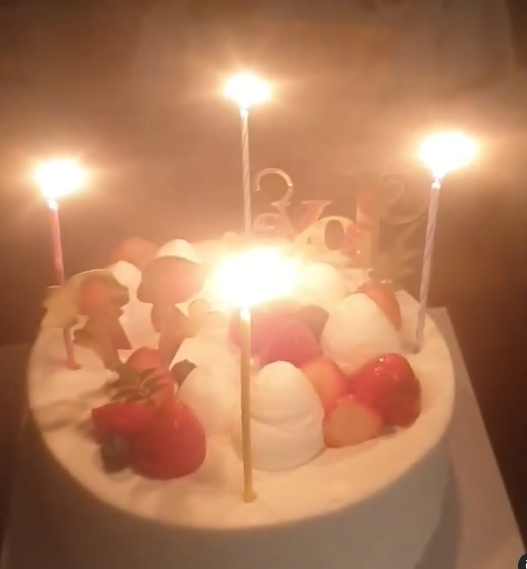 Lee Yeong-ae had a happy birthday with her family.Lee Yeong-ae posted videos and photos on his Instagram on the 31st, along with an article entitled Thank you for celebrating with your family on your birthday ~ Happy ~.In the video, there is a voice of Twins children singing birthday songs with cake.In another photo, Lee Yeong-ae boasts a shining beauty even with a mask, and a remarkable growth 11-year-old Twins Brother and Sister.Lee Yeong-ae has twins children with businessman Jin Ho-young and marriage.Photo: Lee Yeong-ae Instagram