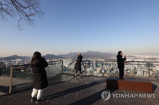 오랜만에 미세먼지 없는 하늘 (서울=연합뉴스) 임화영 기자 = 19일 오후 서울 남산에서 바라본 서울 하늘이 청명하다. 2021.1.19 hwayoung7@yna.co.kr